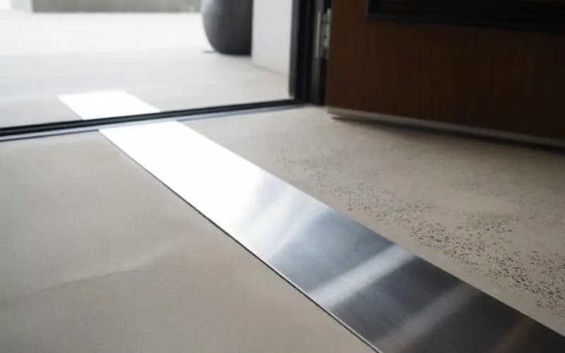 Jak zamontować próg w drzwiach wejściowych - uniknij najczęstszych błędów