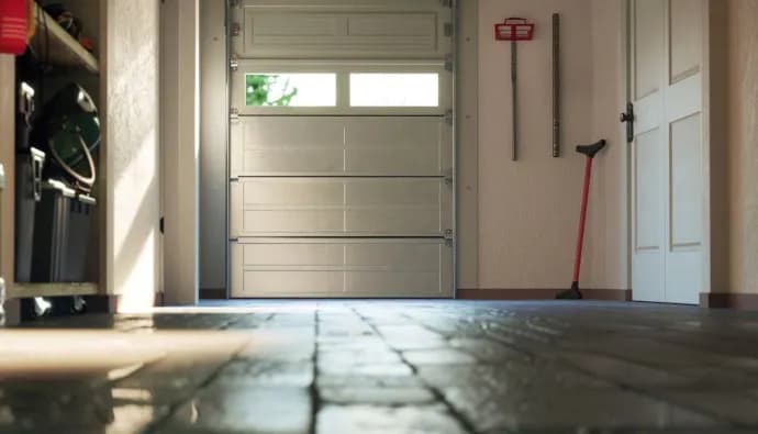 Jakie drzwi do garażu wybrać, aby zapewnić bezpieczeństwo i izolację?