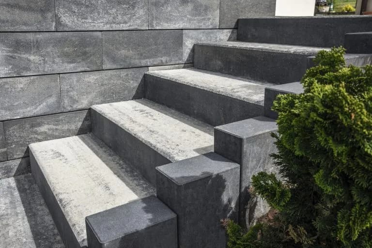 Z czego zrobić stopnie na schody, aby były trwałe i bezpieczne?