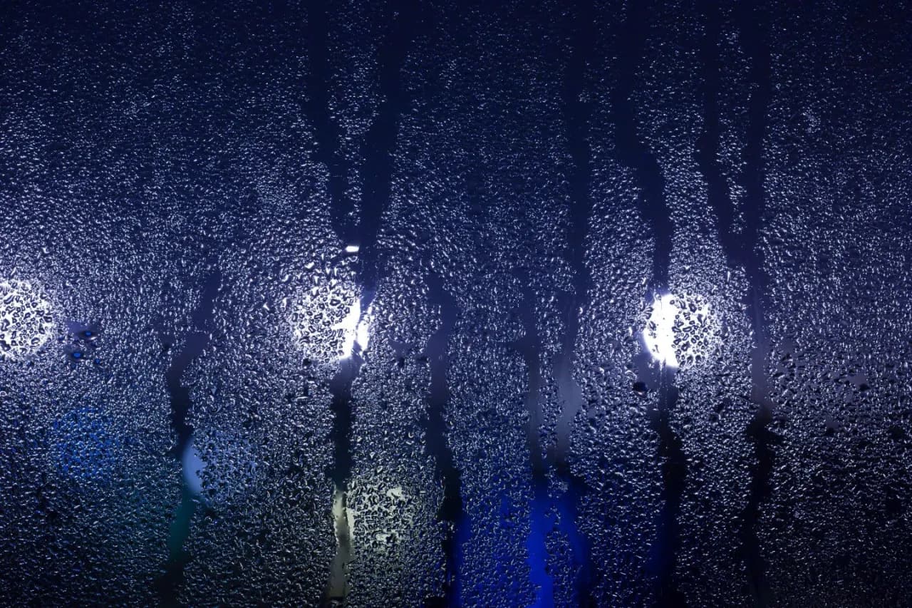 Dlaczego okna są mokre po nocy? Odkryj przyczyny i rozwiązania