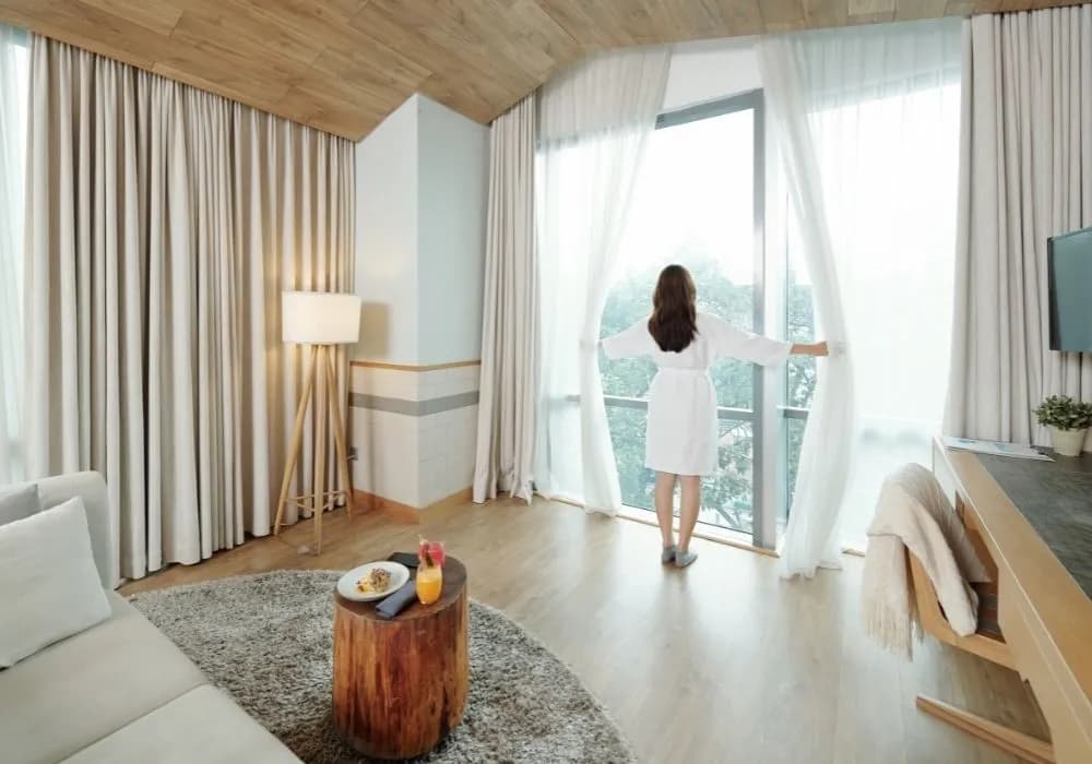 Jakie firanki wybrać do pokoju z dwoma oknami, aby zachwycały?