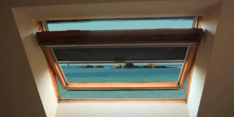 Jaką roletę na okno dachowe wybrać, aby uniknąć nadmiaru ciepła?