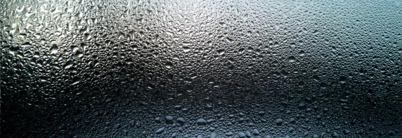 Dlaczego jest para na oknach? Poznaj przyczyny i sposoby na problem