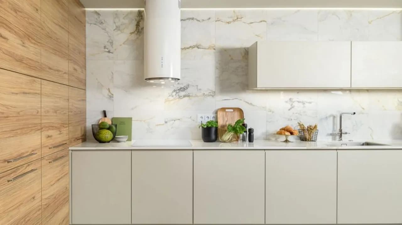 Jaki kolor okapu do białych mebli? Odkryj idealne połączenia kolorystyczne